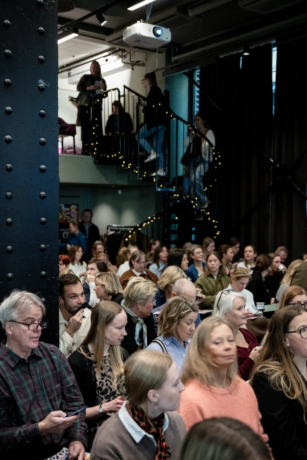 Publik som lyssnar på Matrapportens presentation